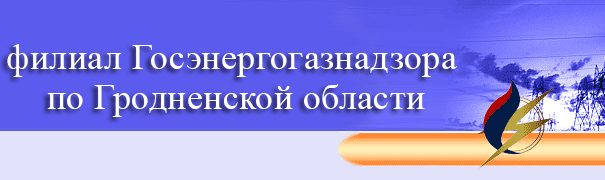 Промышленное теплооборудование с инженерами в защитных костюмах, проверяющими систему