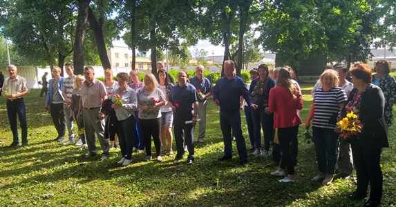 Митинг ОАО "Лидский завод электроизделий", посвящённый 75 годовщине освобождения Республики Беларусь.Возложение цветов на захоронении