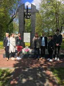 Возложение цветов к воинскому захоронению