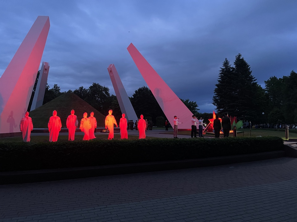 Возложение цветов к мемориалу