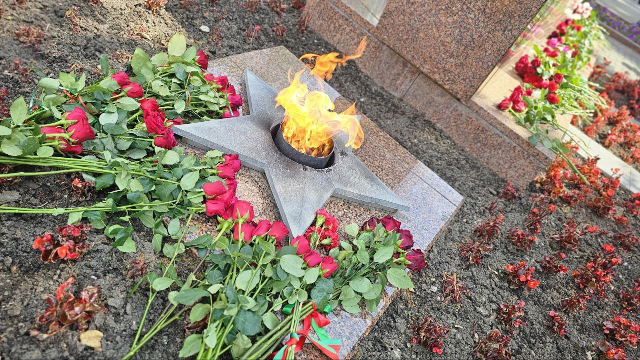 Возложение цветов к Вечному огню