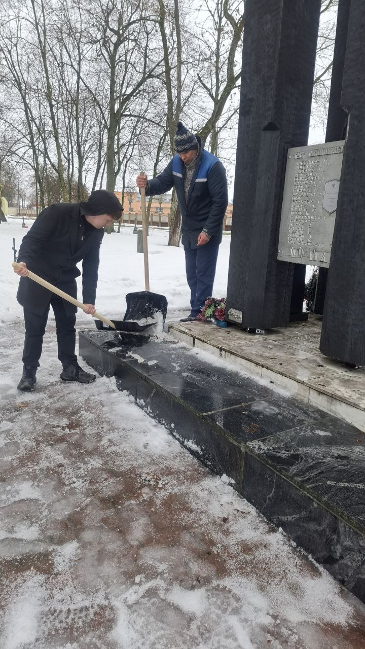 Молодежь предприятия приводит в порядок памятник