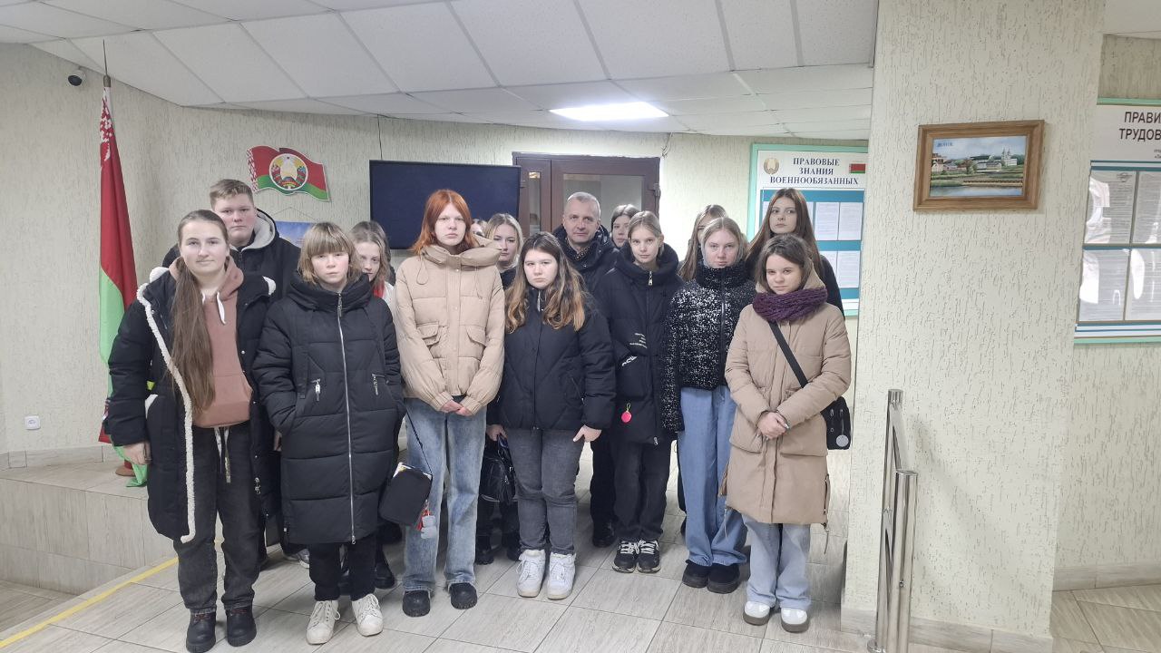Студенты на экскурсии в Лидском заводе электроизделий